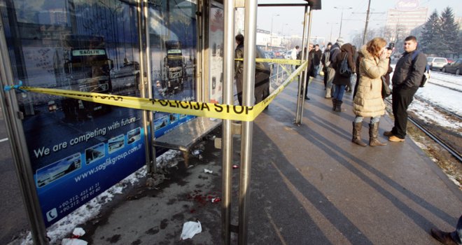 Horor u sarajevskom tramvaju: Pijani mladići napali i posjekli četiri putnika!