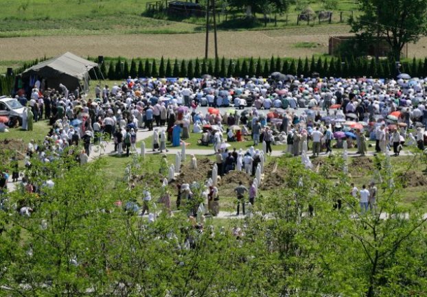 kolektivna dženaza za mezarju u Bratuncu/ Foto: Anadolija
