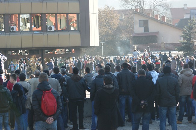 protesti u Zenici - gori zgrada Vlade ZDK/Foto: AA