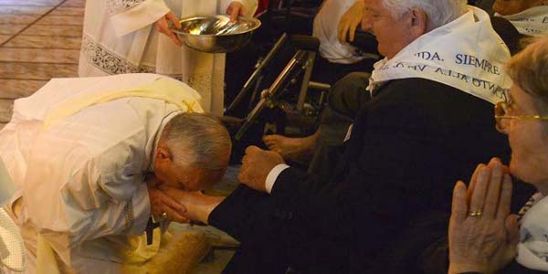 papa Franjo pere noge
