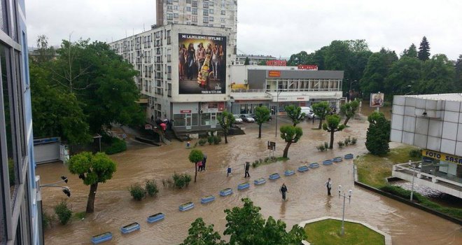 Skandalozno: Grad razoren poplavama, ali gradske vlasti u Doboju kupuju luksuznu limuzinu od 172.000 KM!   