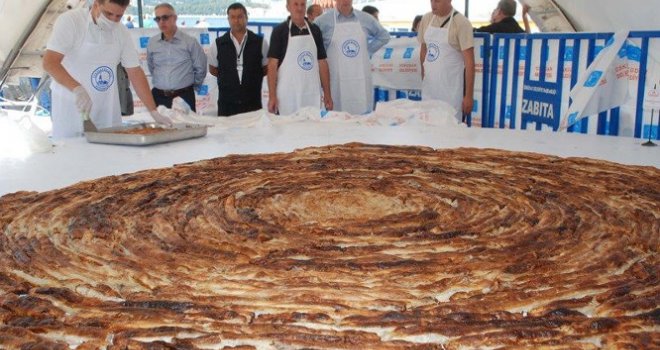 Za Guinnessa: Zeničke kuharice napravile najveći bosanski burek na svijetu