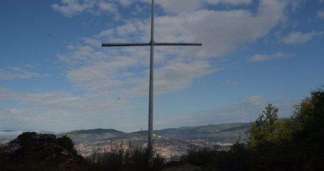 Na Zlatištu iznad Sarajeva jutros osvanuo spomen-krst