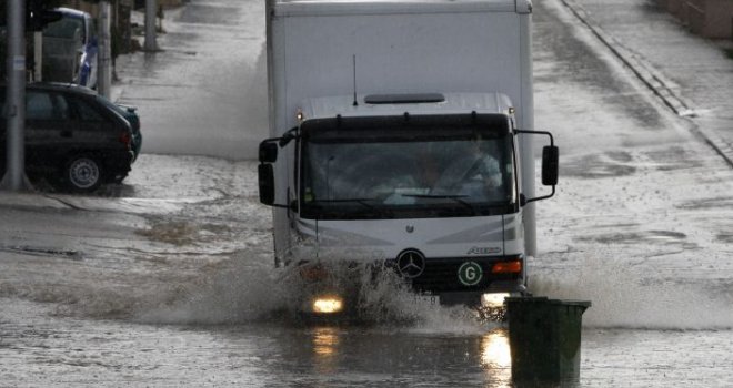 Jako nevrijeme s tučom potopilo Makarsku, ceste poplavljene