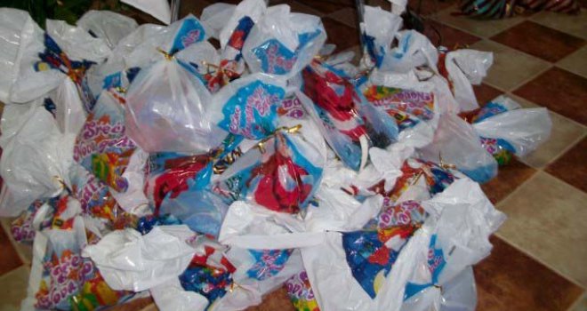 Udruženje mladih 'Denis Mrnjavac' dijeli paketiće djeci koja su u bolnici