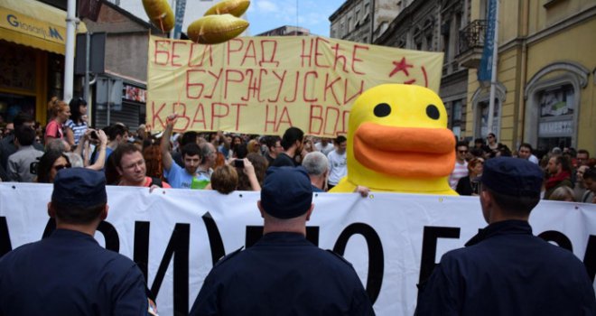 Potpisan ugovor projekta 'Beograd na vodi', demonstranti nosili transparente 'Ne da(vi)mo Beograd'