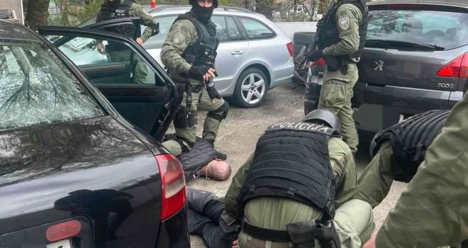 Pretresi u Zenici i Banja Luci, uhapšeno više osoba, pronađena droga i oružje