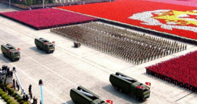 Parada u slavu Kima, stotine hiljada ljudi mahali papirnatim cvjetovima