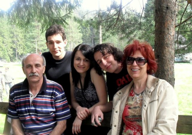 Učenik iz Turske u BiH (drugi s desna) sa svojom domaćin porodicom u Kladnju Učenik iz Turske u BiH (drugi s desna) sa svojom domaćin porodicom u Kladnju