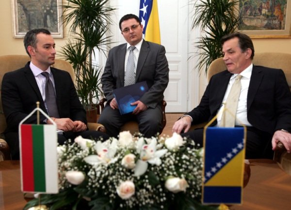 Nikolaj Mladenov naslovna Nikolaj Mladenov naslovna