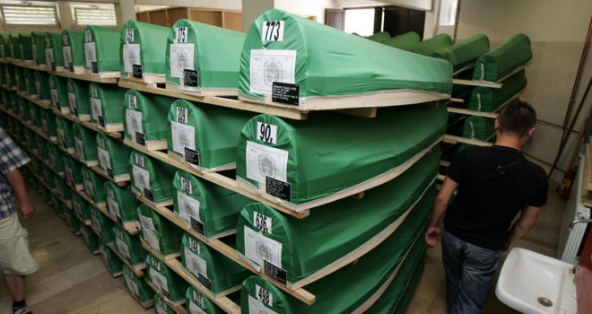 Kolona sa posmrtnim ostacima Srebreničana 9. jula prolazi kroz Sarajevo