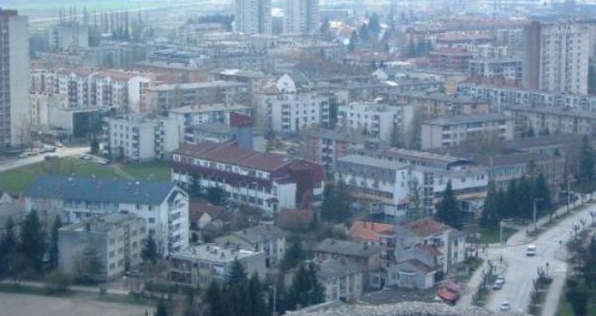 Srednjoškolac (16) iz Doboja nestao kada se vraćao iz škole, pronašli ga iza ponoći u haustoru zgrade 