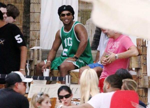 ronaldinjo na plazi ronaldinjo na plazi