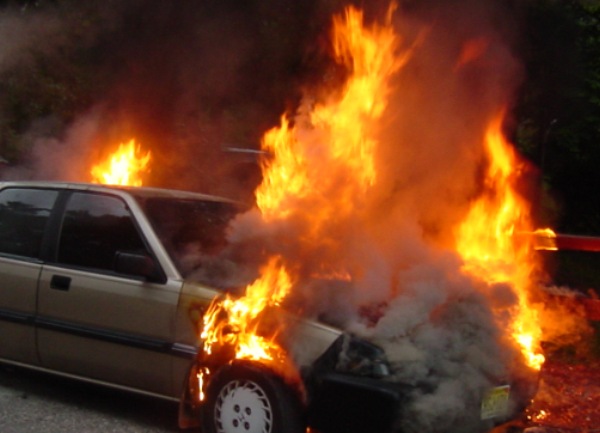 Automobil u plamenu Automobil u plamenu