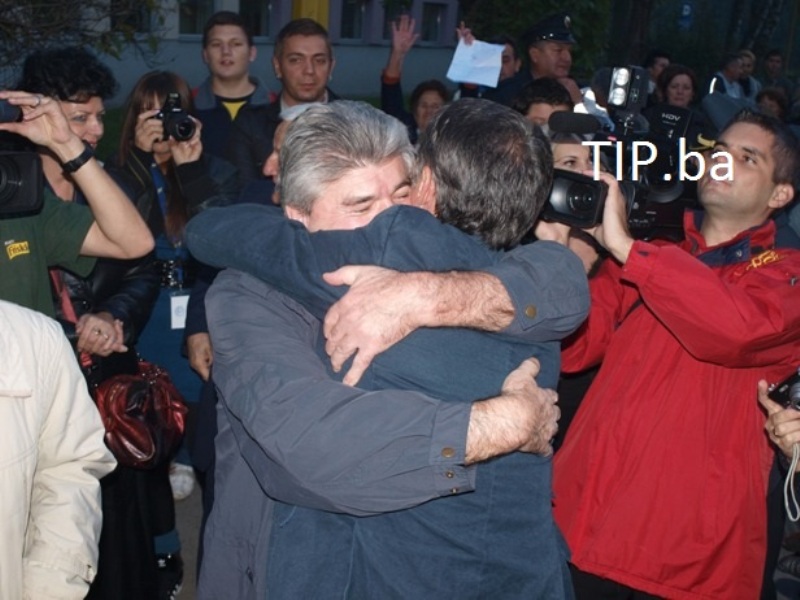 Brojni Tuzlaci dočekali Iliju Jurišića/ Foto: TIP.BA Brojni Tuzlaci dočekali Iliju Jurišića/ Foto: TIP.BA