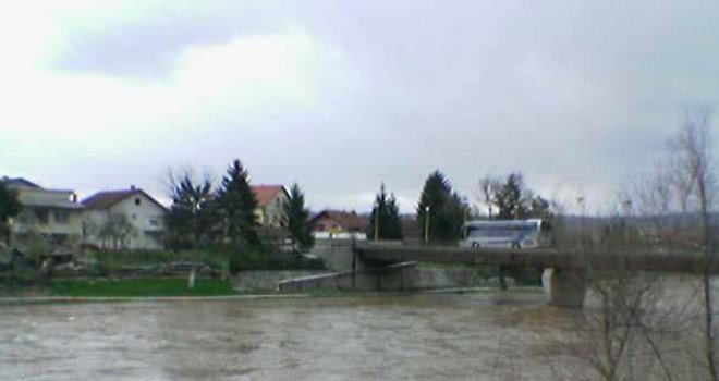 Zbog prosvjeda boraca obustavljen saobraćaj na putu Žepče - Zenica