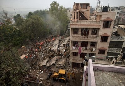 Srušena zgrada u New Delhiju Srušena zgrada u New Delhiju