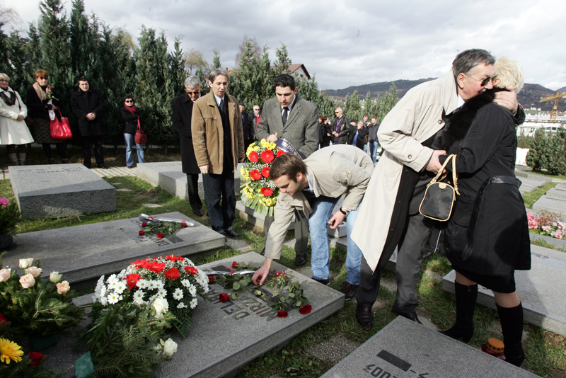 Polaganjem cvijeća na grob u Aleji velikana na sarajevskom groblju Bare danas je obilježena deveta godi&scaron;njica smrti Mirze Deliba&scaron;ića, legendarnog bh. ko&scaron;arka&scaron;a i najboljeg sporta&scaron;a BiH svih vremena/ Foto: DEPO PORTAL