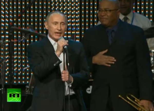 Putin pjeva