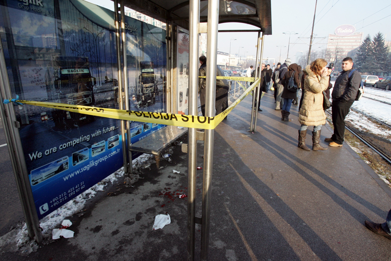 tuca na tramvajskoj stanici - pofalici