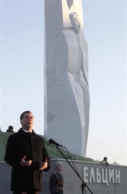 Dmitrij Medvedev otkrio spomenik Borisu Jeljcinu
