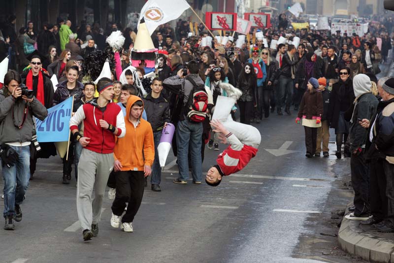 Rasko&scaron;nim performansom i prigodnim govorima, u prisustvu vi&scaron;e stotina građana Sarajeva, otvoren XXVII internacionalni festival Sarajevo 
