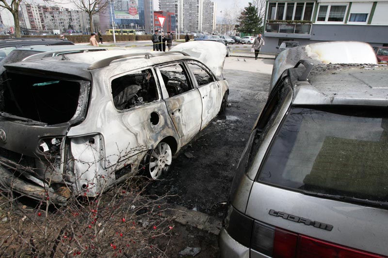 Vozila su zapaljena u ulici Brčanska do broja 14
