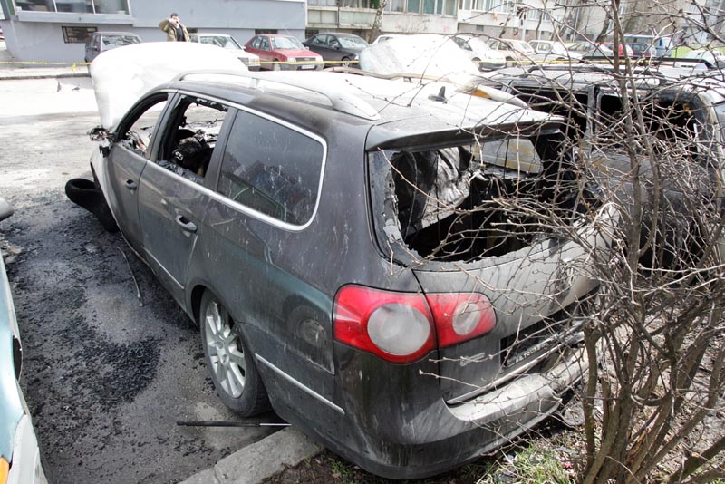 Vozila su zapaljena u ulici Brčanska do broja 14