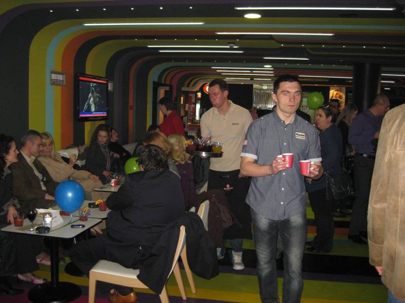 Projekat 'RSG1 i Cinema City Happy Hours'se svaki dan realizira od 17 do 19 sati, a slu&scaron;atelji i posjetioci Cafe Bara Cinema City imaju priliku da svaki dan osvajaju izuzetno vrijedne nagrade.