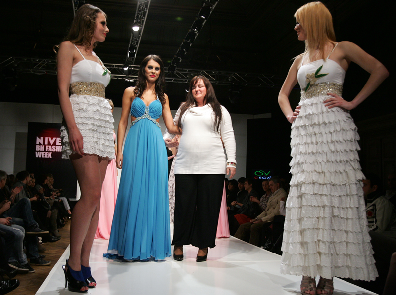 Nova kolekcija Svjetlane Vuković Cece nosi naziv 'Beauty', a rađena je iz dva dijela od po šest haljina. Prikazane su lepršave haljine bogate materijalima i haljine koje prate liniju tijela/ Foto: DEPO PORTAL Nova kolekcija Svjetlane Vuković Cece nosi naziv 'Beauty', a rađena je iz dva dijela od po šest haljina. Prikazane su lepršave haljine bogate materijalima i haljine koje prate liniju tijela/ Foto: DEPO PORTAL