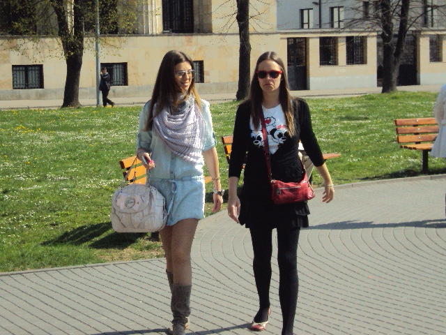 Lijepo vrijeme izmamilo omladinu u parkove i ba&scaron;te kafića