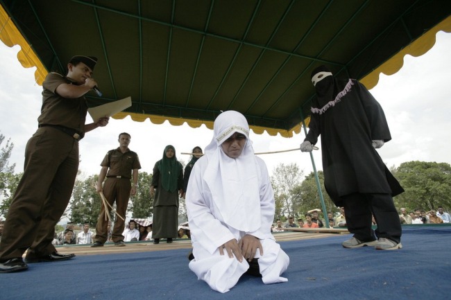 Bičevanje žene u Indoneziji