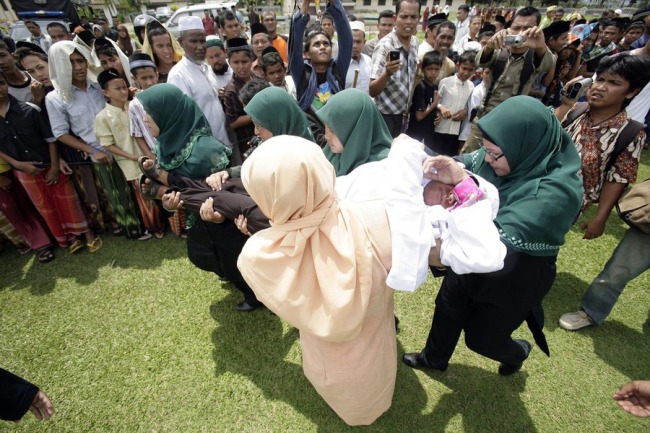 Bičevanje žene u Indoneziji Bičevanje žene u Indoneziji