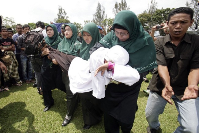 Bičevanje žene u Indoneziji Bičevanje žene u Indoneziji