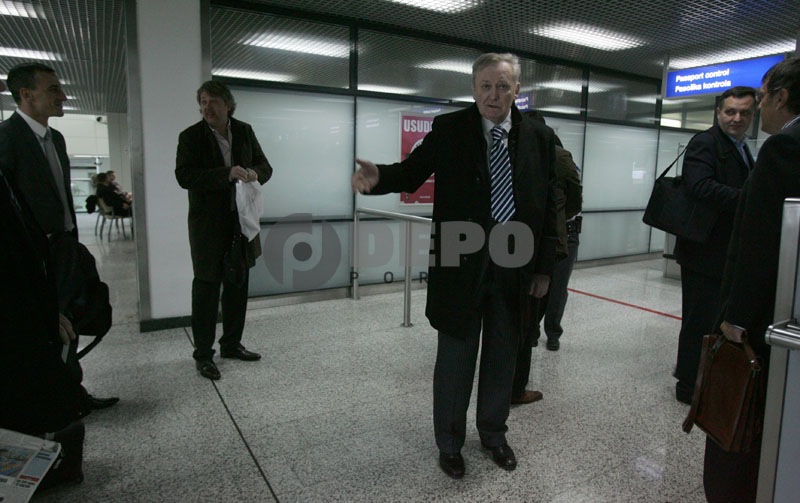 Ivica Osim i delegacija na sarajevskom aerodromu, Foto: DEPO Ivica Osim i delegacija na sarajevskom aerodromu, Foto: DEPO