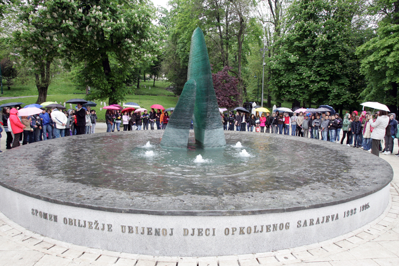 Delegacija Grada Sarajeva položila cvijeće na Dan pobjede nad fašizmom za poginulu djecu Sarajeva/ Foto: DEPO Delegacija Grada Sarajeva položila cvijeće na Dan pobjede nad fašizmom za poginulu djecu Sarajeva/ Foto: DEPO