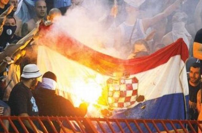 Zapaljena hrvatska zastava na Marakani/ FOTO: Alo.rs Zapaljena hrvatska zastava na Marakani/ FOTO: Alo.rs