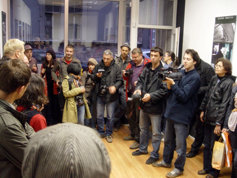 Sarajevska galerija BlackBOX je sinoć je izložbom 'Hello Amer' predstavila publici fotografije 10 autora diplomiranih studenata &Scaron;kole fotografske poezije iz Bukure&scaron;ta koji su do&scaron;li na poziv bh. fotografa Amera Kapetanovića