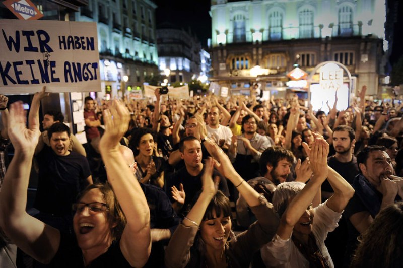 Oko 25.000 Španaca oglušilo se na vladinu zabranu i noć su proveli na glavnom trgu u Madridu, što je nastavak višednevnih prosvjeda u gradovima diljem zemlje Oko 25.000 Španaca oglušilo se na vladinu zabranu i noć su proveli na glavnom trgu u Madridu, što je nastavak višednevnih prosvjeda u gradovima diljem zemlje