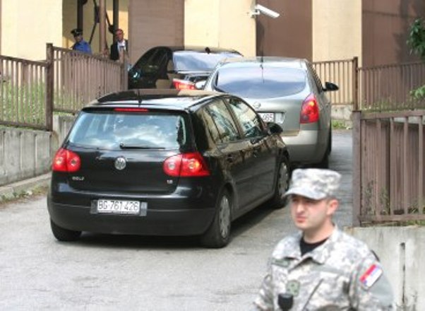 Auto u kojem se dovezla policija s uhapšenikom Ratkom Mladićem, FOTO: B92 Auto u kojem se dovezla policija s uhapšenikom Ratkom Mladićem, FOTO: B92