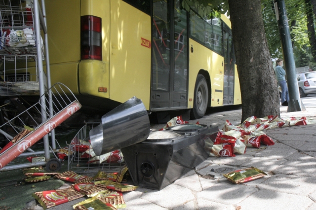 Autobus GRAS-a koji je saobraćao na relaciji Dom Armije-Breka jutros je u Bolničkoj ulici, kod Medicinskog fakulteta, iz još neutvrđenih razloga, vožnjom unazad sletio s ceste na trotoar Autobus GRAS-a koji je saobraćao na relaciji Dom Armije-Breka jutros je u Bolničkoj ulici, kod Medicinskog fakulteta, iz još neutvrđenih razloga, vožnjom unazad sletio s ceste na trotoar