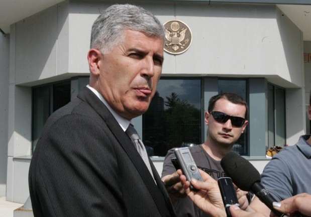 Dragan Čović plazi jezik/ Foto: DEPO