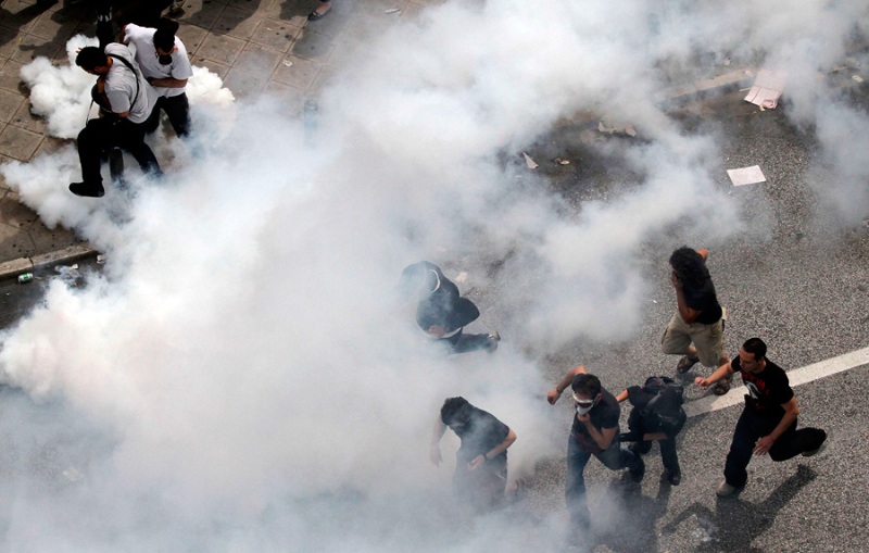 Deseci hiljada demonstranata poku&scaron;avaju probiti barikade koje je policija postavila kako bi ih spriječila da dođu do grčkog Parlamenta gdje je u toku rasprava o novim, o&scaron;trim mjerama &scaron;tednje 