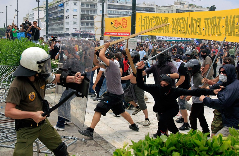 Deseci hiljada demonstranata pokušavaju probiti barikade koje je policija postavila kako bi ih spriječila da dođu do grčkog Parlamenta gdje je u toku rasprava o novim, oštrim mjerama štednje Deseci hiljada demonstranata pokušavaju probiti barikade koje je policija postavila kako bi ih spriječila da dođu do grčkog Parlamenta gdje je u toku rasprava o novim, oštrim mjerama štednje
