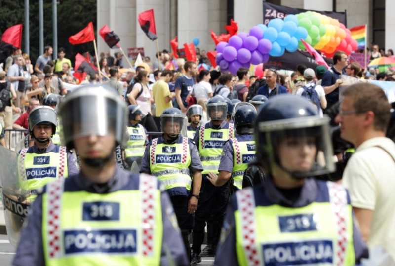 Jubilarni deseti Zagreb Gay Pride započeo je okupljanjem na Trgu žrtava fašizma u 14 sati/ Foto: Cropix Jubilarni deseti Zagreb Gay Pride započeo je okupljanjem na Trgu žrtava fašizma u 14 sati/ Foto: Cropix