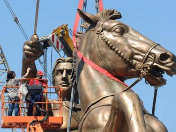 Postavljen spomenik Aleksandru Makedonskom u Skoplju Postavljen spomenik Aleksandru Makedonskom u Skoplju