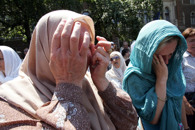 Kolonu vozila sa 613 tabuta iz Visokog je ispratilo vi&scaron;e hiljada članova rodbine ubijenih, građana, vjerskih dostojanstvenika i po&scaron;tovalaca/ Foto: DEPO PORTAL