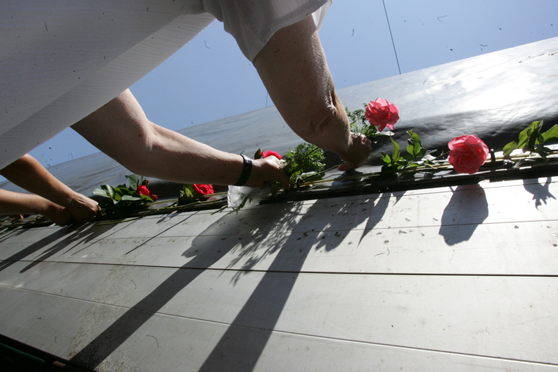 Kolonu vozila sa 613 tabuta iz Visokog je ispratilo više hiljada članova rodbine ubijenih, građana, vjerskih dostojanstvenika i poštovalaca/ Foto: DEPO PORTAL Kolonu vozila sa 613 tabuta iz Visokog je ispratilo više hiljada članova rodbine ubijenih, građana, vjerskih dostojanstvenika i poštovalaca/ Foto: DEPO PORTAL