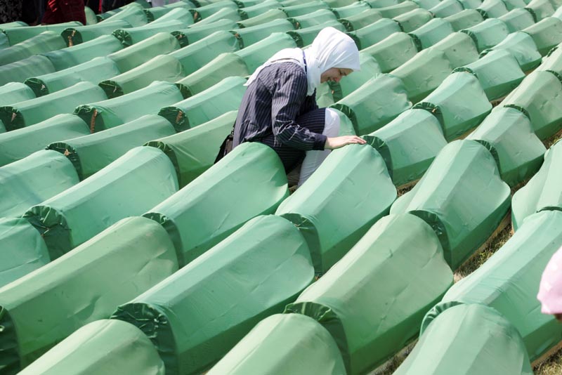 Dženaza i ukop identificiranih žrtava u Potočarima, kojoj je prisustvovalo vi&scaron;e desetina hiljada ljudi, zavr&scaron;eni su pu&scaron;tanjem golubova u spomen žrtvama genocida nad Bo&scaron;njacima 