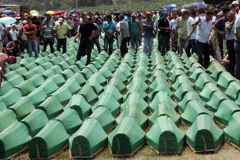 Dženaza i ukop identificiranih žrtava u Potočarima, kojoj je prisustvovalo vi&scaron;e desetina hiljada ljudi, zavr&scaron;eni su pu&scaron;tanjem golubova u spomen žrtvama genocida nad Bo&scaron;njacima 